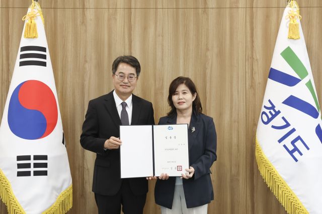 30일 김동연 경기도지사가 경기도청에서 윤명희 신임 경기도서관장에 임명장을 수여했다. 경기도 제공
