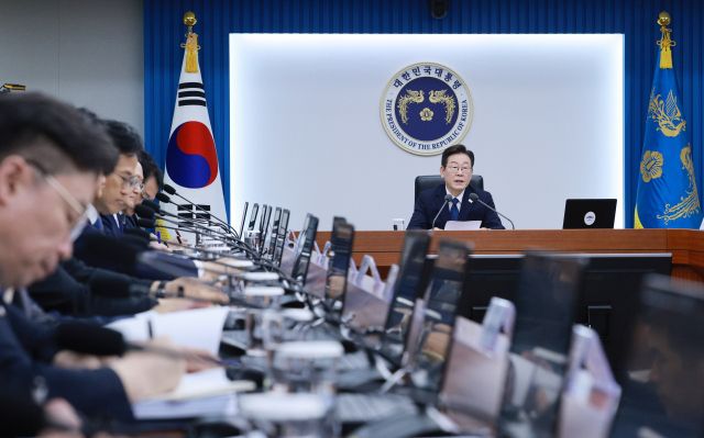 이재명 대통령이 4일 서울 용산 대통령실 청사에서 열린 9차 수석·보좌관 회의를 주재하고 있다. 연합뉴스