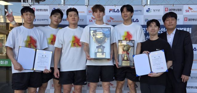 4일 ‘제30회 김창환배 전국남녀펜싱선수권대회’ 남자부 플러레 단체전에서 우승을 차지한 김재경 광주시청 감독(맨 오른쪽) 및 선수단이 기념촬영을 하고 있다. 광주시청 제공