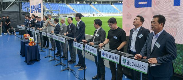 4일 오후 수원월드컵경기장에서 열린 '경기도-프로스포츠구단 다회용기 사용 협약식'에서 김동연 경기도지사가 도내 프로스포츠구단 대표들이 협약서에 서명하고 있다. 윤원규기자