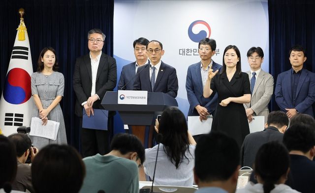 지난 달 28일 정부서울청사에서 고학수 개인정보보호위원회 위원장이 SK텔레콤 개인정보 유출사고 제재처분 의결과 관련해 브리핑하고 있다. 연합뉴스