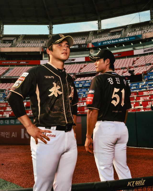 프로야구 KT 위즈가 공개한 '2025 정조대왕 유니폼'. KT 위즈 제공