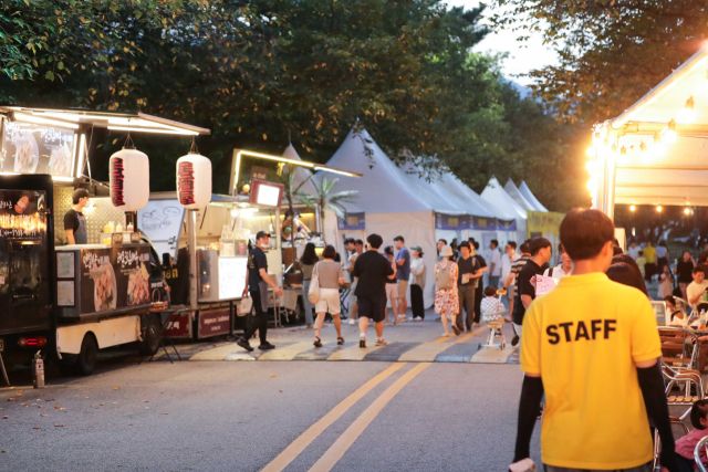 한국마사회는 6~21일 ‘2025 렛츠런파크 서울 가을 야간축제, 별밤馬중 페스티벌(Starry Night Greetings)’을 개최한다. 사진은 지난해 행사 모습. 한국마사회 제공