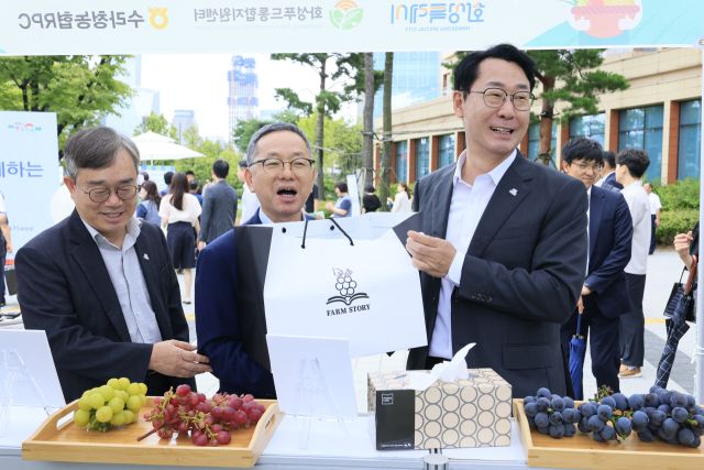 정명근 화성특례시장(오른쪽 첫번째)이 직거래장터 관계자들과 환담을 나누고 있다. 화성특례시 제공