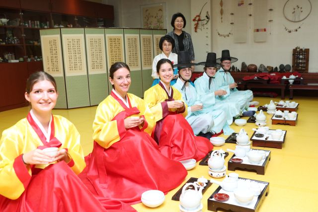 (두 번째 줄 왼쪽) 최소연 한국차문화협회 이사장과 (오른쪽) 가천대 최미리 수석부총장이 외국인 의대생들에게 차문화 교육을 하고 있다. 가천대 제공