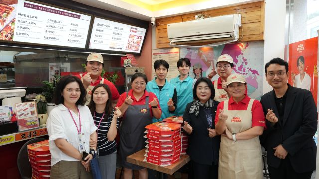 오구피자 나눔행사. 송진의 기자