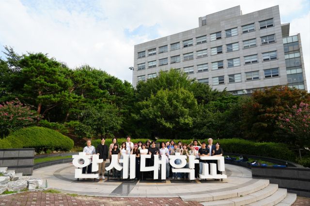 한세대와 오사카세이케이대 K-문화산업 공동 학술교류에 참석한 교수진과 학생들이 한세대 교정에서 기념촬영을 하고 있다. 한세대학교 제공