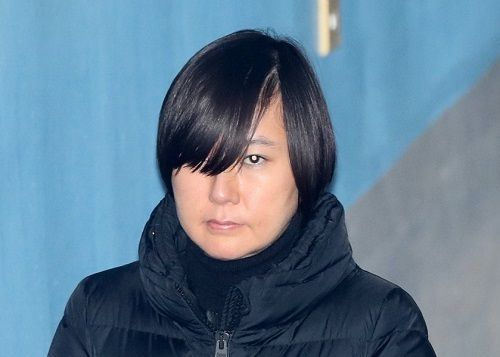 지난 2017년 대기업에 한국동계스포츠영재센터(영재센터) 후원금을 부당하게 강요한 혐의로 재판에 넘겨진 장시호씨가 서울 서초구 서울중앙지법에서 열린 1심 선고 공판을 마친 후 호송차로 향하는 모습. 연합뉴스