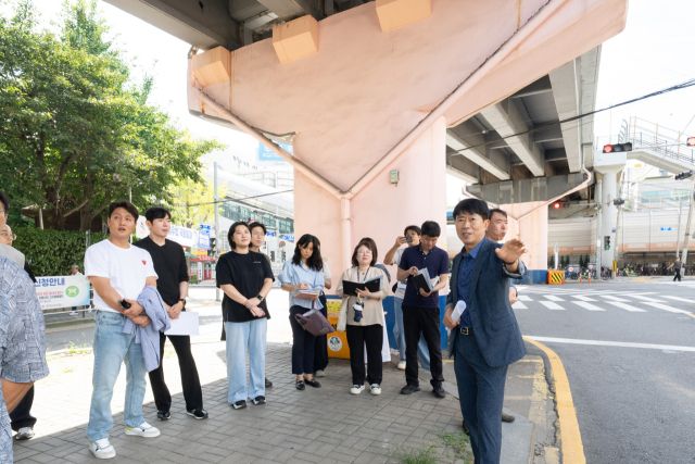 인천시의회 건설교통위원회의 김대중 위원장(국민의힘·미추홀2)과 김용희(연수2)·이단비(부평3)·석정규(더불어민주당·계양3)·박종혁(부평6)의원 등이 지난 2일 부평구 부개고가교의 노후 교량의 보강 계획을 살피고 있다. 인천시의회 제공