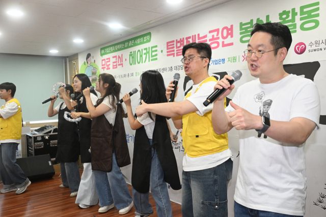 노래는 마음을, 점심은 하루를 채운다![포토뉴스]