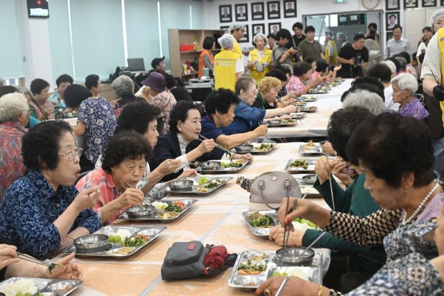 노래는 마음을, 점심은 하루를 채운다![포토뉴스]