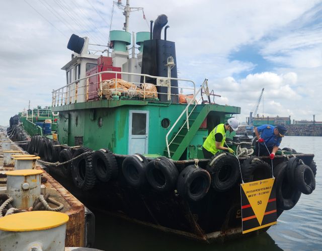 인천항만공사와 중부지방해양경찰청 관계자가 해양오염 취약선박에 아이마커를 설치하고 있다. IPA 제공