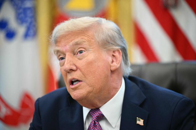 도널드 트럼프 미국 대통령이 5일(현지시간) 워싱턴 D.C. 백악관에서 행정명령에 서명하며 기자들과 이야기를 나누고 있다. AFP·연합뉴스