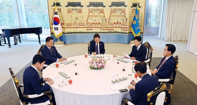 이재명 대통령이 22일 서울 한남동 관저에서 열린 여야 지도부와의 오찬에서 국민의힘 김용태 비상대책위원장의 발언을 듣고 있다. 연합뉴스