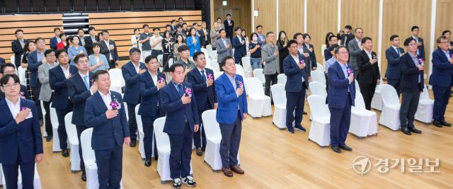 5일 오전 수원특례시 영통구 경기신용보증재단 강당에서 열린 '경기신용보증재단 수원광교지점 개점식'에서 이재준 수원특례시장, 이재식 수원특례시의회 의장, 시석중 경기신보 이사장 등 참석자들이 국민의례를 하고 있다.윤원규기자