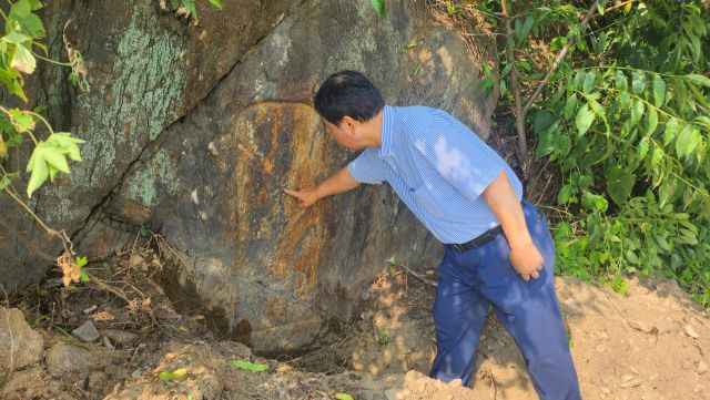 김순현 파주학연구소 연구위원이 옛길 파주의주로(현 파주읍 부곡리)변에 있는 파주목사 박태보 마애불망비를 가르키고 있다. 김요섭기자