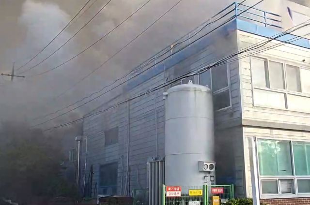 6일 오전 7시14분께 안성시 양성면 한 공장에서 불이 났다. 경기도소방재난본부 제공