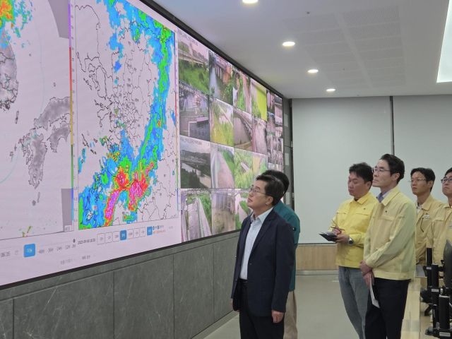 김동연 경기도지사가 6일 경기도 재난상황실을 방문해 호우 현황을 점검하고 있다. 김동연 경기도지사 SNS