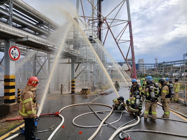 7일 오후 2시36분께 인천 서구 원창동에 있는 SK인천석유화학에서 불이 났다. 인천소방본부 제공