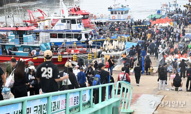 주꾸미 금어기가 해제된 후 첫 주말인 7일 인천 중구 남항부두 잔교가 주꾸미 낚시객들로 붐비고 있다. 조병석기자