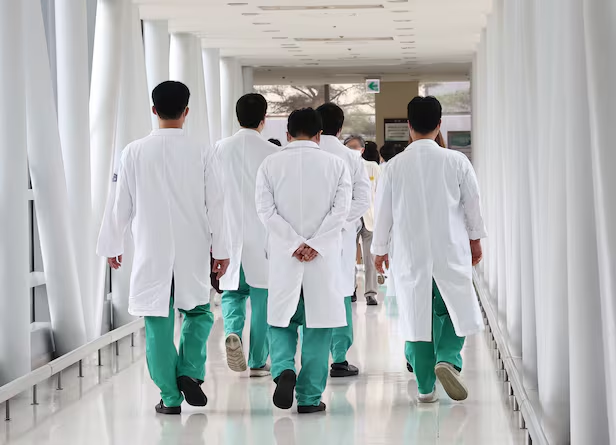 서울의 한 대학병원에서 의료진이 이동하고 있다. 연합뉴스