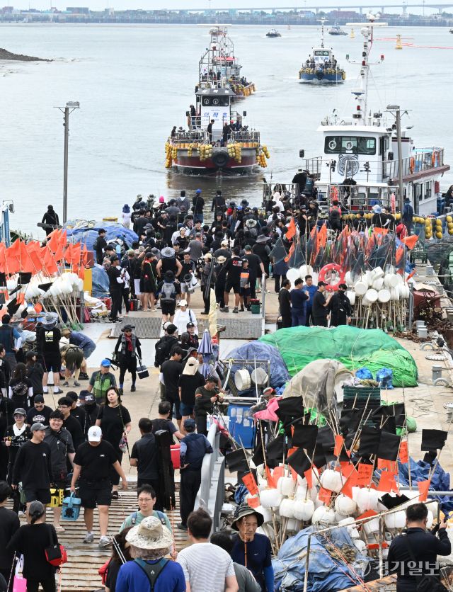 주꾸미 금어기가 해제된 후 첫 주말인 7일 인천 중구 남항부두 잔교가 주꾸미 낚시객들로 붐비고 있다. 조병석기자