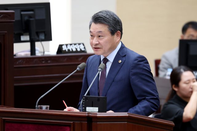 김유곤 인천시의회 산업경제위원장(국민의힘·서구3)이 최근 제303회 인천시의회 임시회 제3차 본회의에서 시정질문을 하고 있다. 인천시의회 제공