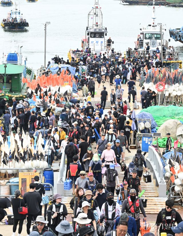 주꾸미 금어기가 해제된 후 첫 주말인 7일 인천 중구 남항부두 잔교가 주꾸미 낚시객들로 붐비고 있다. 조병석기자