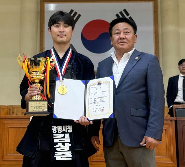 7일 열린 ‘제22회 추계실업검도대회’ 통합 개인전서 우승을 차지한 광명시청 김상준(왼쪽)과 정병구 감독. 광명시청 제공