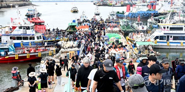 주꾸미 금어기가 해제된 후 첫 주말인 7일 인천 중구 남항부두 잔교가 주꾸미 낚시객들로 붐비고 있다. 조병석기자