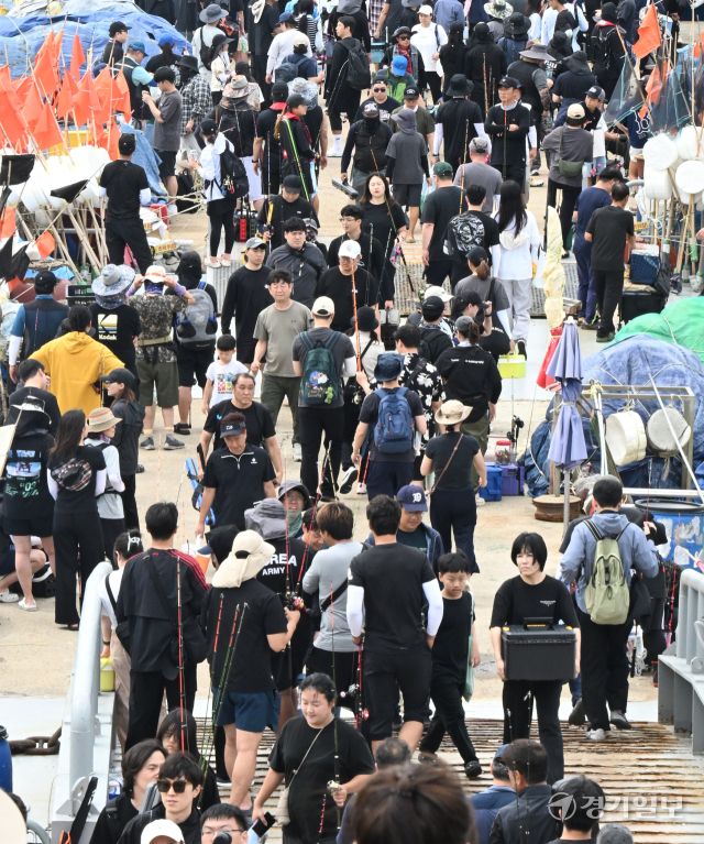 주꾸미 금어기가 해제된 후 첫 주말인 7일 인천 중구 남항부두 잔교가 주꾸미 낚시객들로 붐비고 있다. 조병석기자