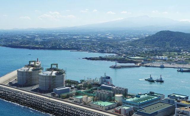 지난 2019년 9월24일 LNG 수송선 SM JEJU LNG 1호(3천300t급)가 처음으로 제주시 애월읍 애월항 한국가스공사 LNG인수기지로 입항하고 있다. 연합뉴스