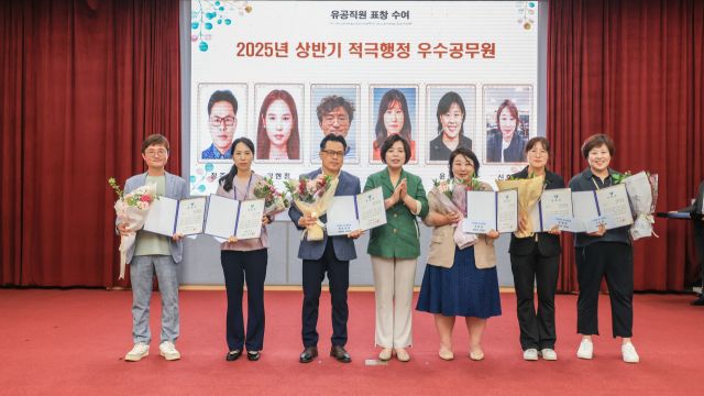 (좌측부터) 박종태 팀장, 장현정 주무관, 장주성 과장, 신계용 과천시장, 신희승 주무관, 전은하 팀장, 윤수화 팀장. 과천시 제공