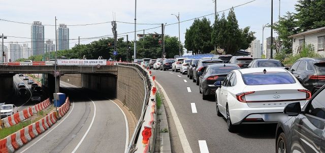서부간선도로 평면화 공사 이후 정체를 빚고 있는 모습. 연합뉴스