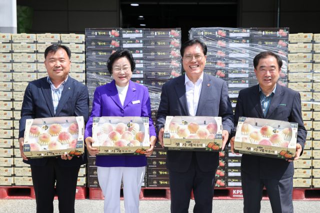 햇사레장호원복숭아의 외국수출품을 김경희 시장(왼쪽두번째)과 송석준 국회의원(오른쪽 두번째), 김현수 농협이천시지부장(왼쪽 첫번째) 등이 자랑하고 있다. 이천시 제공