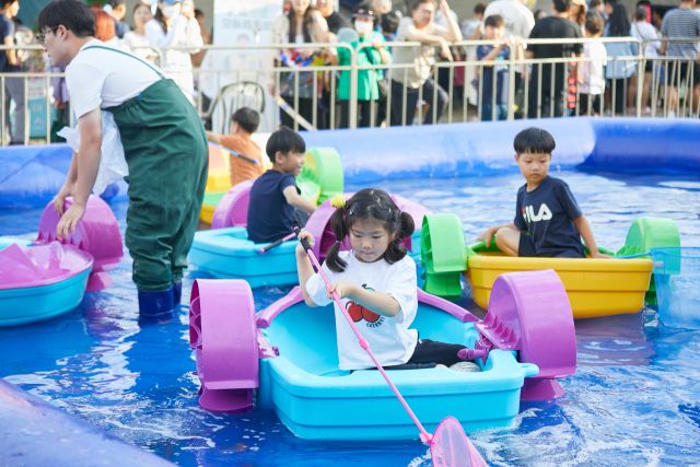 한 아이가 지난 2024년 인천 남동구 소래포구에서 열린 ‘제24회 소래포구 축제’에서 물 놀이를 즐기고 있다. 남동구청 제공