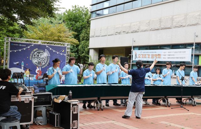 지난 7일 인천 계양 동양도서관에서 열린 '요기조기음악회'에서 장애인연주단 '울림 핸드벨 콰이어 연주단'이 공연하고 있다. 계양구 제공