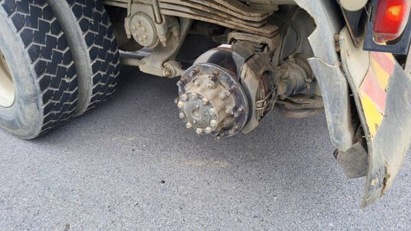 사고 당시 바퀴 빠진 덤프트럭. 과천소방서 제공