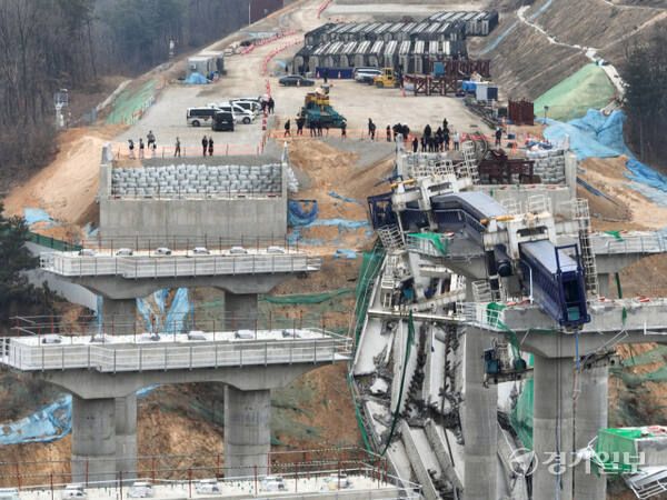 교량이 붕괴되는 사고가 발생해 10명의 사상자가 발생한 안성 서울세종고속도로 건설 현장에서 지난 2월28일 경찰이 관계기관과 현장 합동 감식을 하고 있다. 경기일보DB