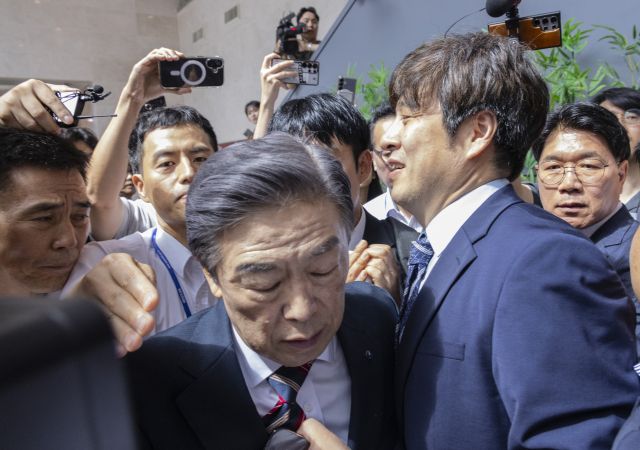 8일 김형석 독립기념관장이 국회 소통관에서 기자회견을 마친 뒤 기자회견 개최에 항의하는 시민단체의 항의를 받으며 회견장을 떠나고 있다. 연합뉴스