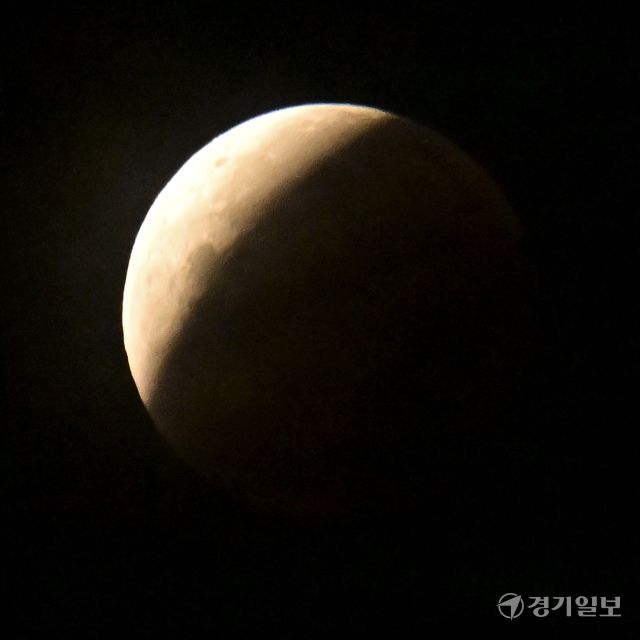 붉은달을 볼 수 있엇던 개기월식 [포토뉴스]