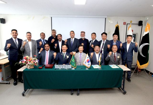 주요 임원진들이 총회 이후 기념사진을 촬영하고 있다. (사)주한파키스탄상공인클럽 제공