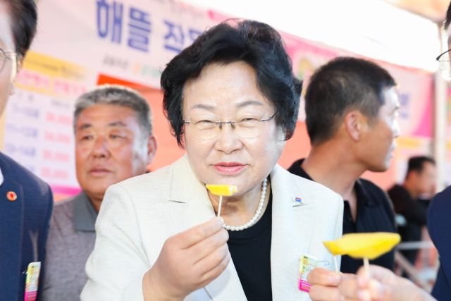 지난해 열린 장호원햇사레복숭아축제장에서 김경희 이천시장이 복숭아를 시식하고 있다. 이천시 제공