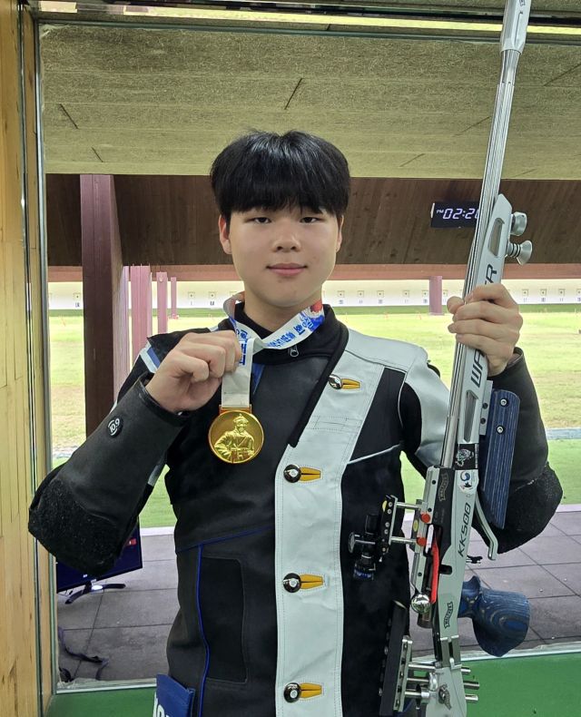 ‘제5회 홍범도장군배 전국사격대회’ 남자 고등부 3관왕을 달성한 전익범. 인천체고 제공