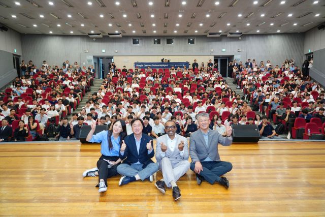 지난 8일 아주대학교에서 열린 ‘파이어사이드챗’ 행사 참석자들이 기념 촬영을 하고 있다. 아주대학교 제공