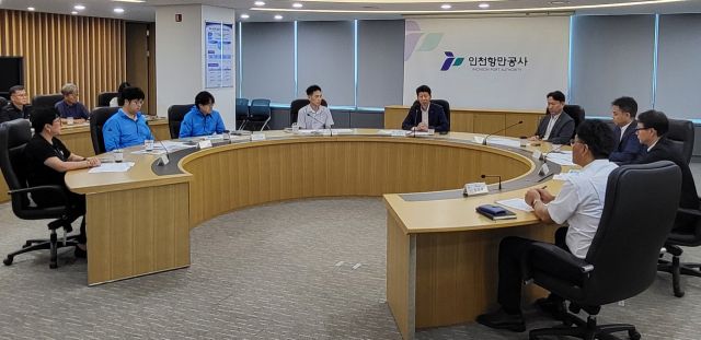 김상기 인천항만공사 운영부사장이 9일 IPA 사옥에서 ‘2025년 안전문화 간담회’를 열고 IPS·IPFC 현장 관계자의 의견을 듣고 있다. IPA 제공