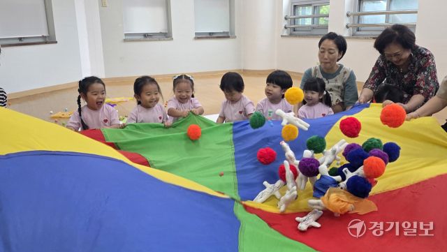 지난 4일 수원문화재단 슬기샘어린이도서관에서 진행된 ‘폴짝폴짝 알록달록 모두가 빛나요’ 프로그램에서 영아 참여자들이 오감을 기반으로 한 문화예술 활동을 즐기고 있다. 이나경기자