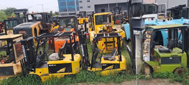 시흥지역 한 지게차 업체 주차장에 노후 지게차들이 세워진 채 방치되고 있다. 김형수기자