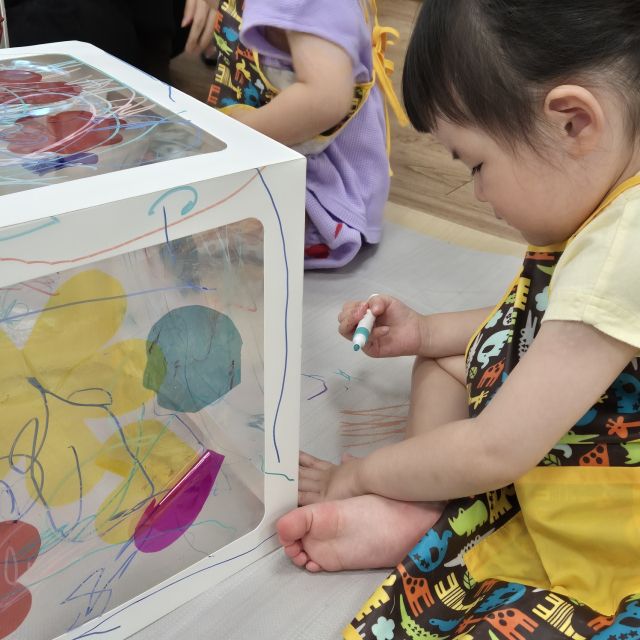 수원문화재단 바른샘어린이도서관에서 영아 참여자들이 ‘빛과 색’을 활용해 빛 상자를 만들어보는 오감 기반의 문화예술 창작 체험을 즐기고 있다. 수원문화재단 제공