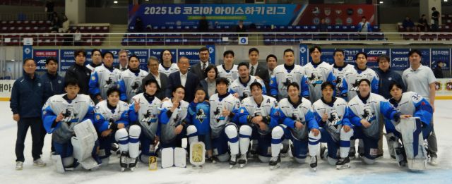 HL 안양 선수단이 ‘2025 LG 코리아 아이스하키리그’서 우승을 차지한 후 기쁨을 나누고 있다. HL 안양 제공